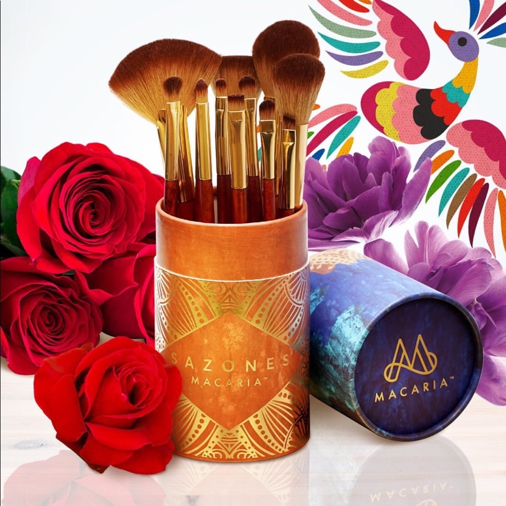 - Makeup Set of 12 Brushes